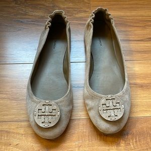 Tory Burch Minnie Travel Ballet Flat w/Leather Logo, Suede Rocky Pebble Size 8.5
